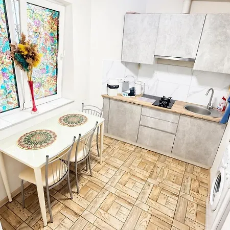Square Apartment *